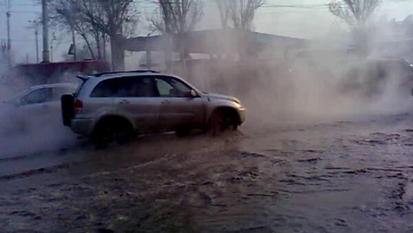 Вода из лопнувшей трубы затопила магазины и проезжую часть в Бишкеке - Sputnik Кыргызстан