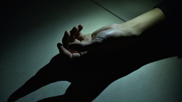 Рука молодого мужчины на полу. Архивное фото - Sputnik Кыргызстан