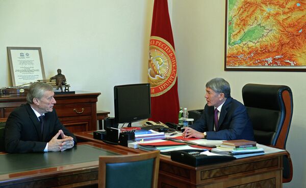 Президент КР Алмазбек Атамбаев во время встречи с Генеральным секретарем ОДКБ Николаем Бордюжой. Архивное фото - Sputnik Кыргызстан