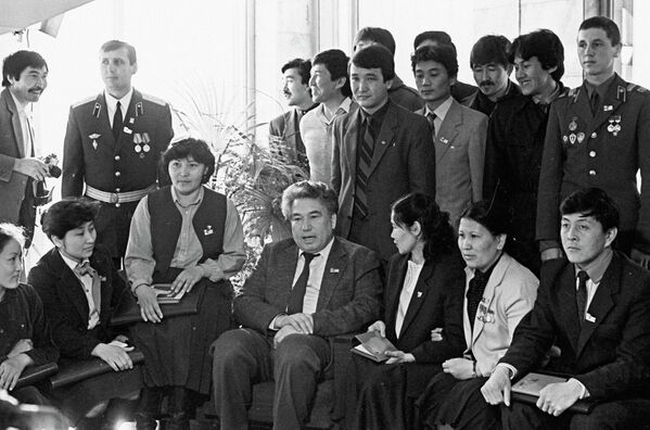 Чингиз Айтматов среди делегатов съезда - Sputnik Кыргызстан