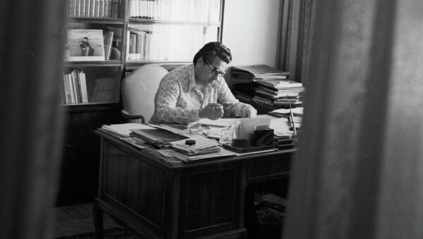 Чингиз Айтматов в своем рабочем кабинете. Архивное фото - Sputnik Кыргызстан