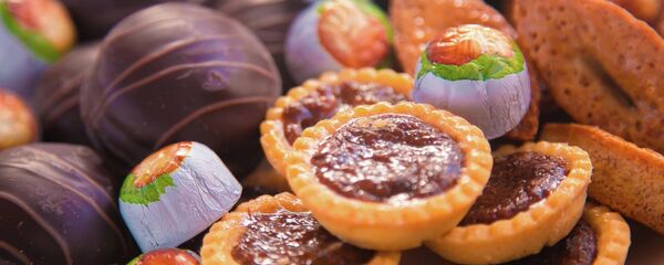 Сладости в тарелке. Архивное фото - Sputnik Кыргызстан