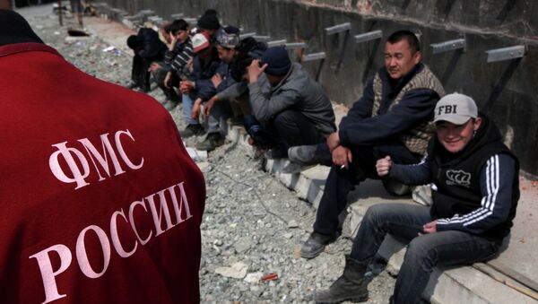 Иностранные рабочие во время проведения рейда. Архивное фото - Sputnik Кыргызстан