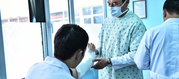 Врачи во время осмотра пациента. Архивное фото - Sputnik Кыргызстан