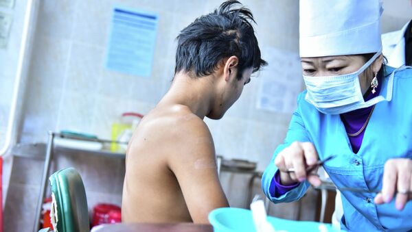 Медсестра делает перевязку пациенту. Архивное фото - Sputnik Кыргызстан