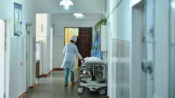 Врач идет по коридору больницы. Архивное фото  - Sputnik Кыргызстан
