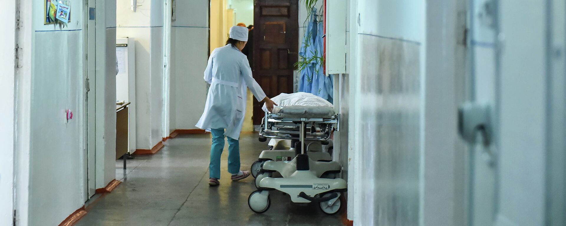 Медсестра идет по коридору в больнице. Архивное фото  - Sputnik Кыргызстан, 1920, 06.11.2023