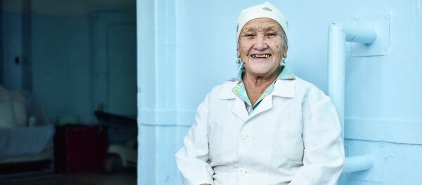 Күлүп жаткан дарыгер. Архив Күлүп жаткан дарыгер. Архив - Sputnik Кыргызстан