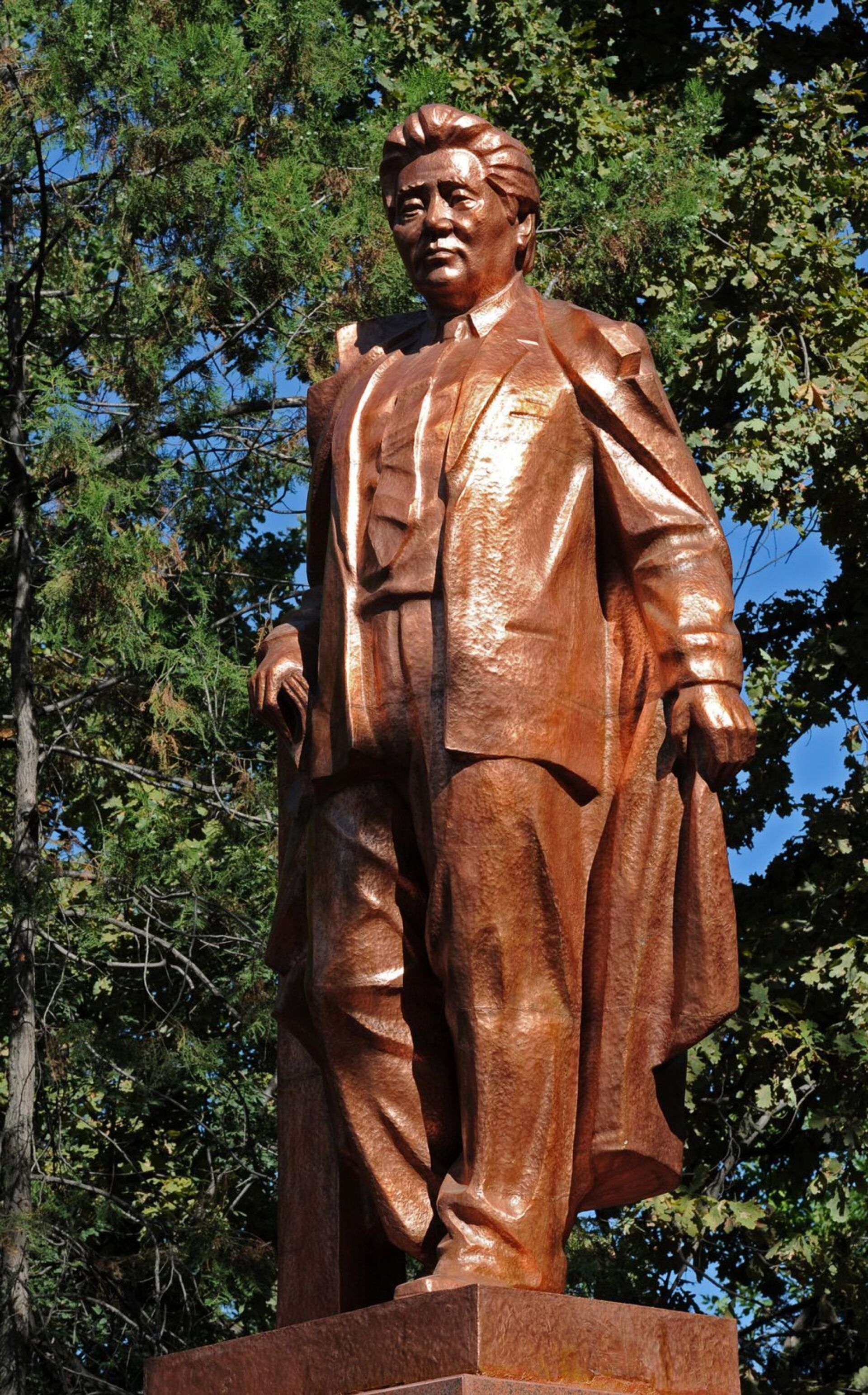 Атамбаев принял участие в церемонии открытия памятника, посвященного 85-летнему юбилею Султана Ибраимова - Sputnik Кыргызстан, 1920, 21.01.2023