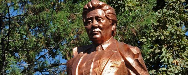 Саясатчы жана коомдук ишмер Султан Ибраимовдун эстелиги - Sputnik Кыргызстан