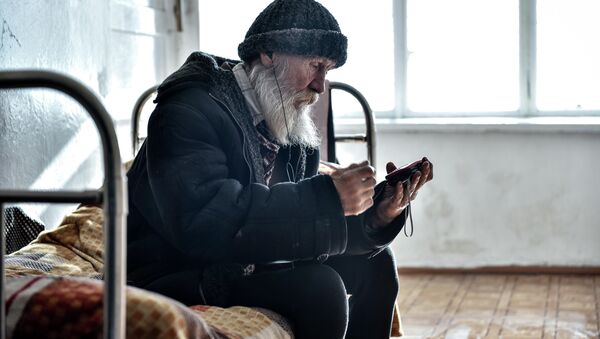 Пожилой мужчина в приюте для бездомных. Архивное фото - Sputnik Кыргызстан