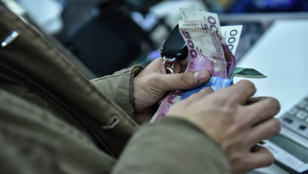 Мужчина держит деньги. Архивное фото - Sputnik Кыргызстан