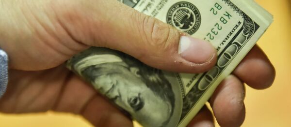 Пачка долларов в руках. Архивное фото - Sputnik Кыргызстан