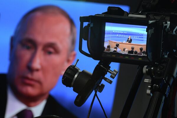 Десятая ежегодная большая пресс-конференция президента России Владимира Путина - Sputnik Кыргызстан