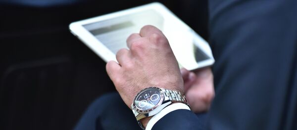 Мужчина работает на планшете. Архивное фото - Sputnik Кыргызстан