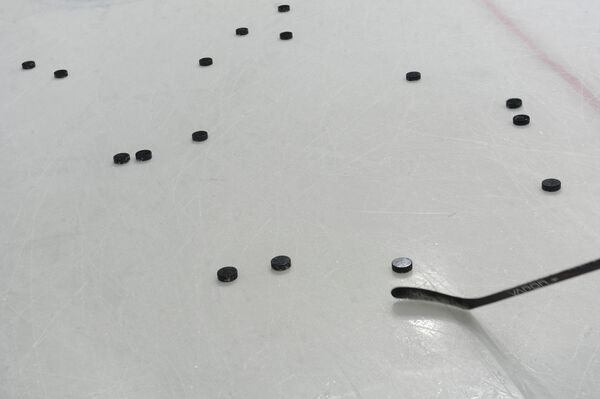 Архив: шайбы на льду во время тренировки хоккейной команды. - Sputnik Кыргызстан