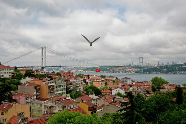 Мост через пролив Босфор, соединяющий азиатскую и европейскую части города Стамбула. Архивное фото - Sputnik Кыргызстан