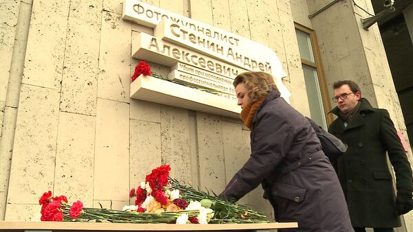 Коллеги и родные принесли цветы к мемориальной доске в память о Стенине - Sputnik Кыргызстан