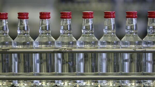 Бутылки с водкой на транспортере. Архивное фото - Sputnik Кыргызстан