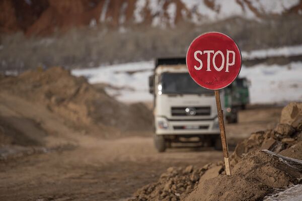 Дорожный знак Stop на месте строительства Верхне-Нарынского каскада. Архивное фото - Sputnik Кыргызстан