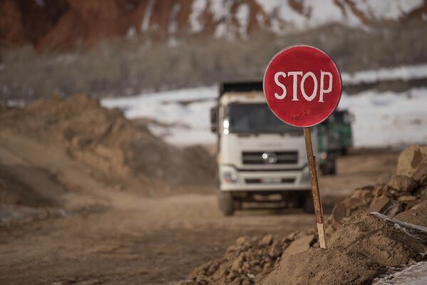 На место обычным машинам на место стройки въезд запрещен. - Sputnik Кыргызстан