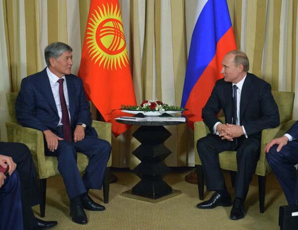Алмазбек Атамбаев жана Владимир Путин Москвадагы жолугушууда - Sputnik Кыргызстан