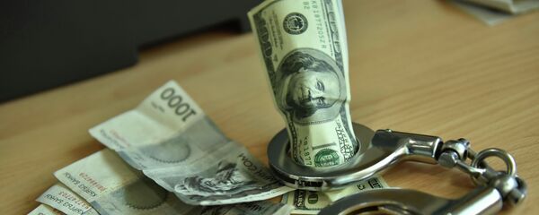 Кол кишен жана акча. Архив - Sputnik Кыргызстан