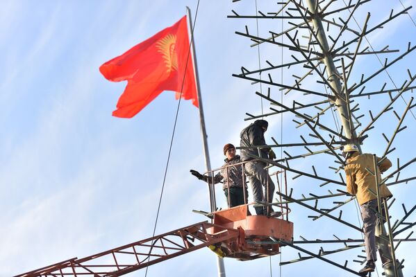 Как устанавливали главную елку страны - Sputnik Кыргызстан