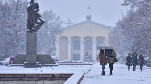Студенты под зонтом во время снегопада на аллее молодежи КНУ. Архивное фото  - Sputnik Кыргызстан