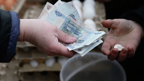 Оплата товара на городской продовольственной ярмарке. Архивное фото - Sputnik Кыргызстан
