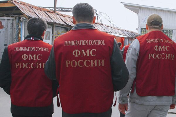 Архив: Сотрудники Федеральной миграционной службы во время проверки на одном из рынков Москвы - Sputnik Кыргызстан