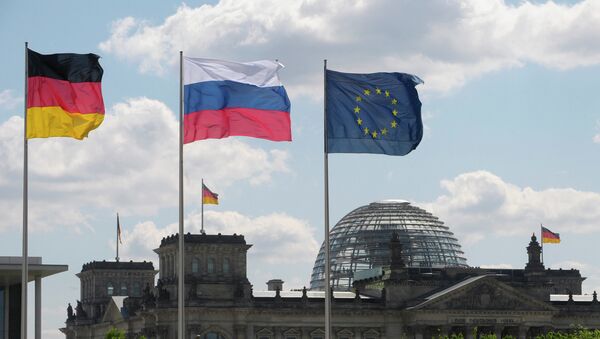 Архивное фото флагов Германии, России и ЕС (слева направо) - Sputnik Кыргызстан