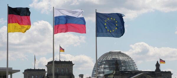 Архивное фото флагов Германии, России и ЕС (слева направо) - Sputnik Кыргызстан