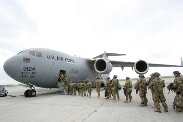 Американские военнослужащие у транспортного самолета перед отправкой в Афганистан в аэропорту Манас. Фото из архива. - Sputnik Кыргызстан