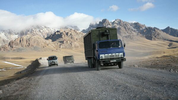 Архив: Автомобили на пункте таможенного контроля Иркештам-автодорожный - Sputnik Кыргызстан