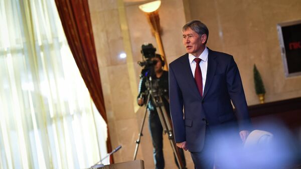 Алмазбек Атамбаев перед пресс-конференцией. Архивное фото - Sputnik Кыргызстан