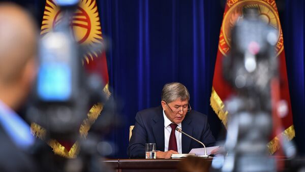 Президент Алмазбек Атамбаев пресс-конференция учурунда. Архив - Sputnik Кыргызстан