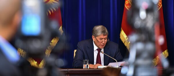 Президент Алмазбек Атамбаев пресс-конференция учурунда. Архив - Sputnik Кыргызстан