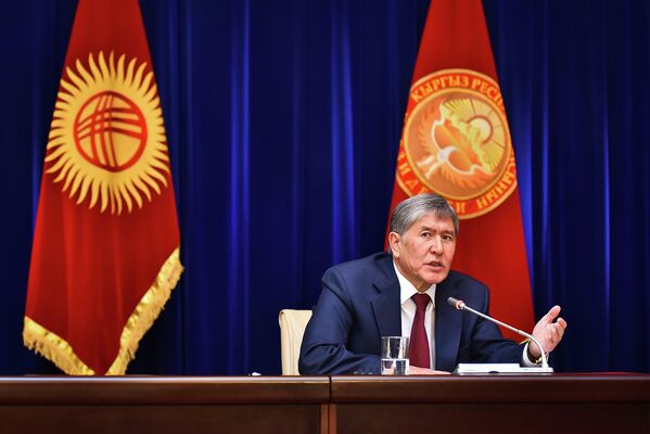 Итоговая пресс-конференция Алмазбек Атамбаева для журналистов в госрезиденции Ала-Арча - Sputnik Кыргызстан