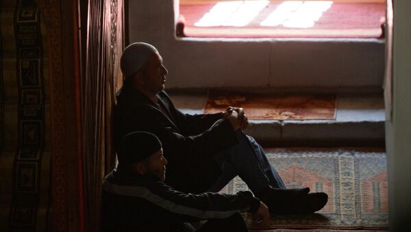 Мужчины во молитвы в мечети. Архивное фото - Sputnik Кыргызстан