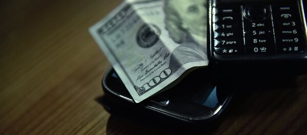 Деньги с телефоном. Архивное фото - Sputnik Кыргызстан
