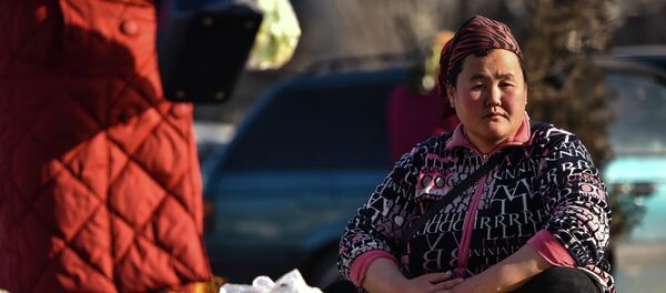 Продавщица овощами на ярмарке. Архивное фото Продавщица овощами на ярмарке. Архивное фото - Sputnik Кыргызстан