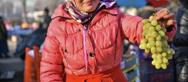 Продавец на ярмарке. Архивное фото - Sputnik Кыргызстан