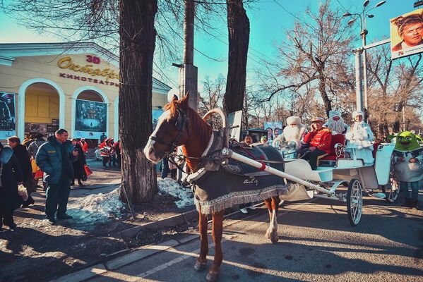 Шествие Дедов Морозов по центру Бишкека - Sputnik Кыргызстан