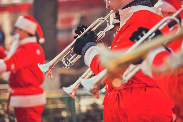 Оркестр из Санта-Клаусов на новогоднем фестивале. Архивное фото - Sputnik Кыргызстан