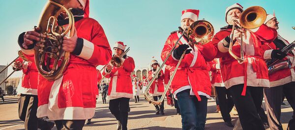 Шествие Дедов Морозов по центру Бишкека - Sputnik Кыргызстан