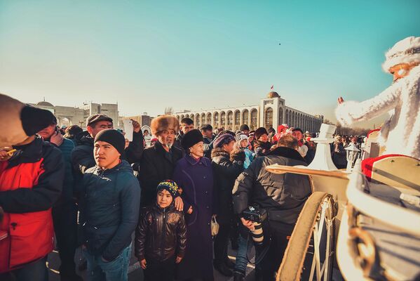 Шествие Дедов Морозов по центру Бишкека - Sputnik Кыргызстан