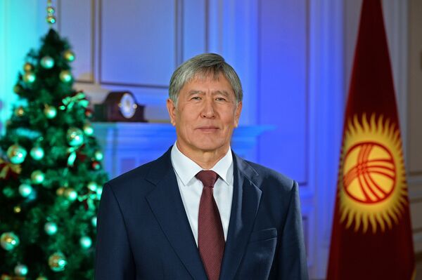 Президент Алмазбек Атамбаев поздравил кыргызстанцев с Новым 2015 годом - Sputnik Кыргызстан