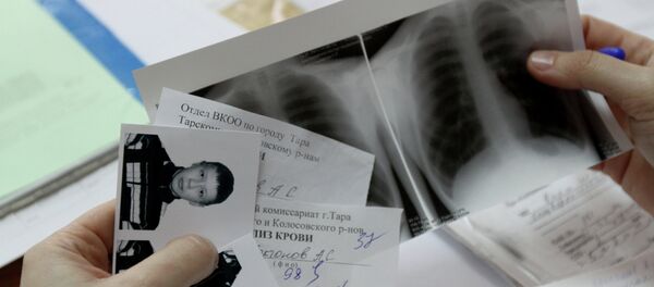 Врач изучает документы. Архивное фото - Sputnik Кыргызстан