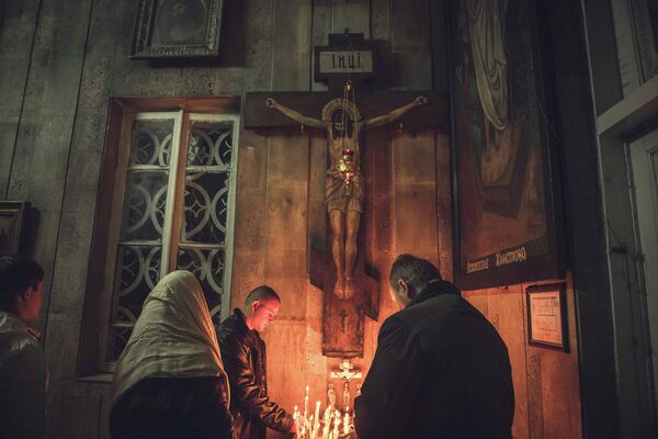 Верующие во время молитвы в храме. Архивное фото - Sputnik Кыргызстан